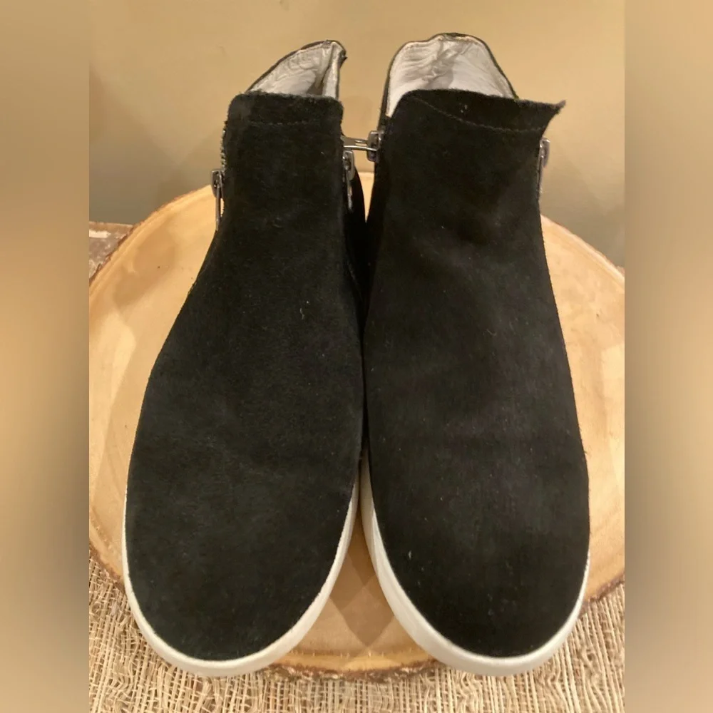 OTBT Astrid Sneaker ￼ Ankle Bootie Size 9 Ebony, Black‎ Side Zip Women’s